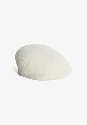 Weißes Wollberet mit weicher Textur, runder Form und glatter Oberfläche. Es hat keine sichtbaren Beschläge oder Muster.