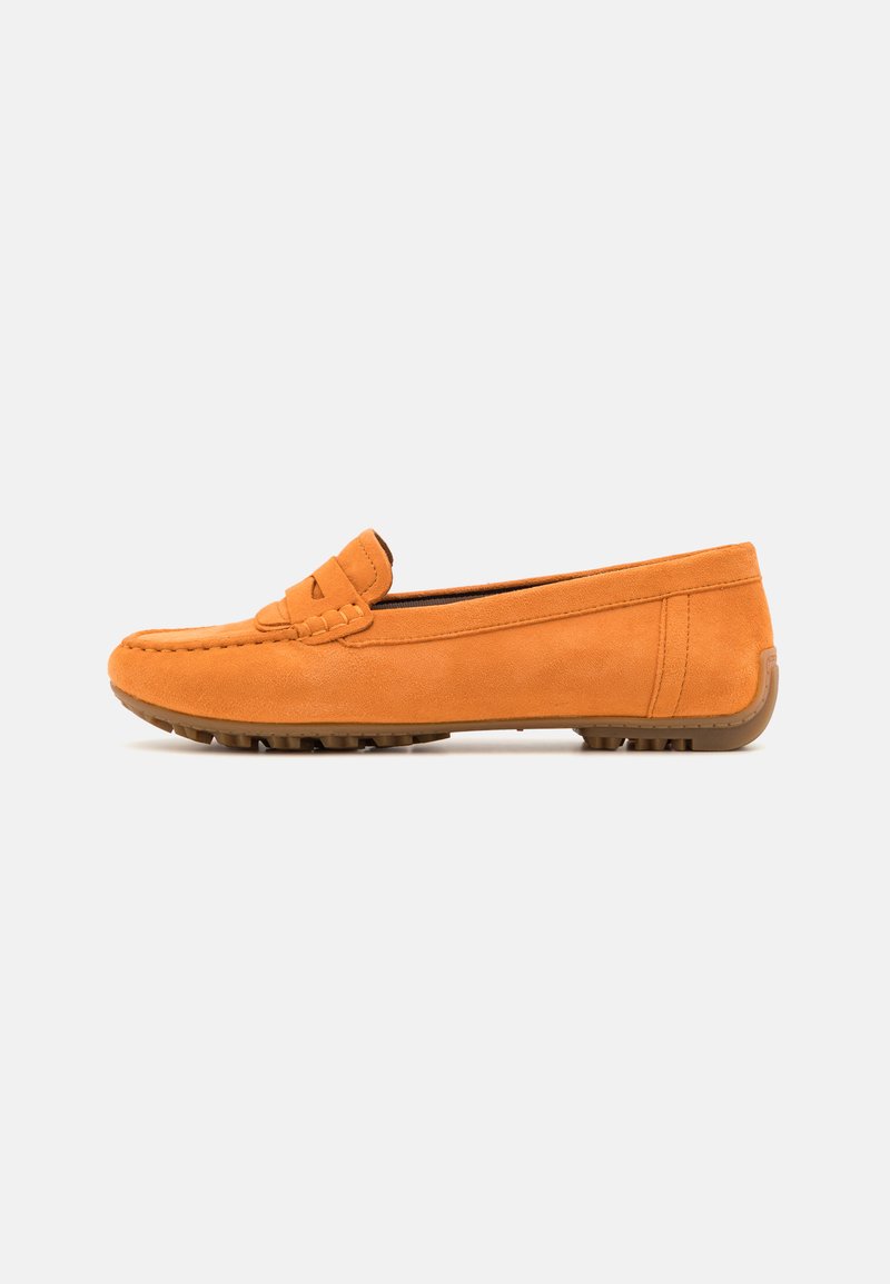 Oranžid nahkkäised loafers, millel on lõngaga aktsent varbadel, lame kummitald ja sile pind; lihtne kujundus ja madal profiil.