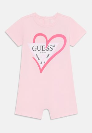 Macacão rosa de mangas curtas feito de algodão suave, apresentando uma grande estampa de coração com o logotipo "GUESS" em preto e detalhes em rosa.
