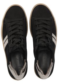 Schwarze Wildledersneaker mit grauen Schnürsenkeln, zwei weißen Seitenstreifen, einer abgerundeten Spitze und einem silbernen Akzent an der Ferse. Gummisohle.