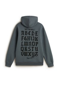 Sweat à capuche gris foncé avec des lettres de l'alphabet en style gothique noir de A à Z imprimées au dos, surmontées du texte "OFF THE WALL" et en bas "Style 001 EVANS 2026".