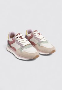 Zapatillas con una mezcla de materiales, con acentos en blanco, rosa suave, verde y burdeos, gamuza texturizada y una suela acolchada.