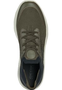 Zapatillas Geox Respiro en verde oliva con parte superior de punto texturizado, punta redonda, acentos en azul marino contrastantes y suela de goma beige.