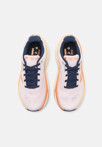 Zapatillas de running ligeras en rosa, azul marino y naranja. Superior de malla, suela acolchada y cordones azul oscuro con pequeños agujeros de ventilación en la puntera.