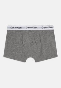Grå bomullsboxer med hvit midje med svart "Calvin Klein"-tekst, som viser en jevn tekstur og en støttende design.