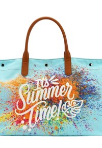 Borsa a tracolla blu in tela con manici in pelle sintetica marrone. Presenta un design con macchie colorate e il testo bianco "È tempo d'estate!" in un carattere giocoso.