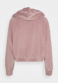 Veste courte en velours côtelé rose avec capuche, présentant une texture côtelée et des poignets élastiques. Vue arrière montrant une finition lisse et une coupe décontractée.