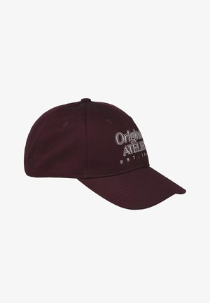 Gorra de béisbol color burdeos hecha de tela con visera curvada. Presenta texto bordado en blanco que dice "Original Atelier EST. 1999."