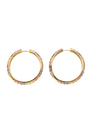 Złote kolczyki-koła z wytłaczanymi kwiatowymi wzorami w odcieniach złota, różu i srebra, wyposażone w zawiasowe zapięcia.