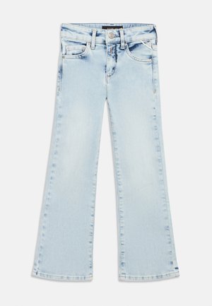 Gaiši zili izplesti džinsi ar priekšpuses pogu, rāvējslēdzēju, jostas cilpām un piecu kabatu dizainu, izklāti uz balta fona.