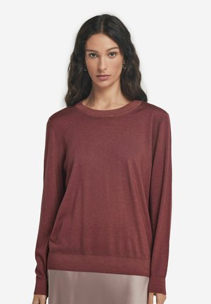 Burgundy långärmad tröja gjord av mjukt tyg, med rundad hals och en figurnära midja, slät textur med minimal sömnadsdetaljer.