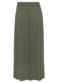 Olijfgroene maxi rok gemaakt van lichtgewicht stof. Heeft een elastische tailleband met subtiele plooien en een vloeiende, A-lijn silhouet.