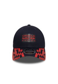 Σκούφος σε σκούρο ναυτικό μπλε χρώμα με κόκκινο λογότυπο που γράφει "Oracle Red Bull Racing", με καρό κόκκινο και μαύρο σχέδιο στο γείσο.