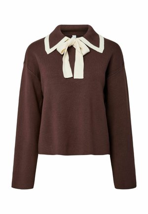 Bruine gebreide trui met een witte kraag en strik. Heeft lange mouwen en een losse pasvorm. Soepele textuur, eenvoudig design.