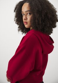 Calvin Klein Jeans BADGE ZIP THROUGH - Sweat zippé - red currant