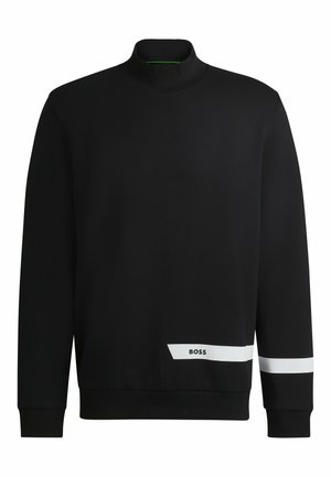 Svart sweatshirt med hög hals. Har vita detaljer och varumärket "BOSS" på den nedre framsidan och ärmen. Slät struktur.