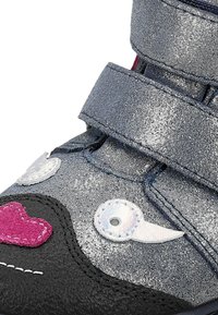 Szare metaliczne buty dziecięce z czarną podeszwą, różowymi i białymi akcentami z tkaniny oraz dwoma regulowanymi paskami na rzep. Posiadają elementy wzornictwa z wesołymi zwierzętami.