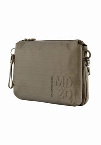 Sac rectangulaire marron en nylon texturé, doté d'une fermeture éclair et d'une bandoulière latérale. Orné du détail en relief "MD 20".