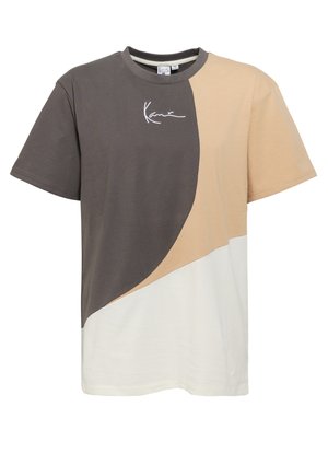 Koszulka z krótkim rękawem z kolorowym wzorem w brązie, beżu i bieli. Koszulka ma okrągły dekolt i subtelne haftowane logo.