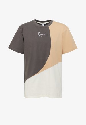 Camiseta de manga corta con un diseño de bloques de color en marrón, beige y blanco. La camiseta tiene un cuello redondo y un sutil logo bordado.