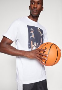 Mitchell & Ness NBA SAN ANTONIO SPURS DUNCAN & ROBINSON NBA PLAYER PHOTO TEE - Klub merchandise - white