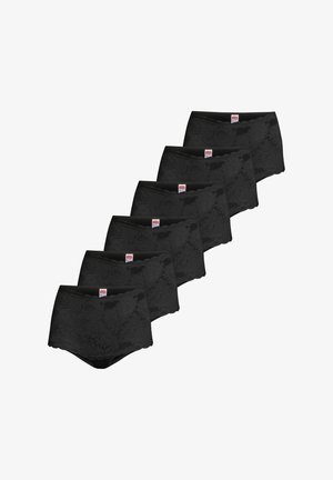 Zes zwarte kanten damesslips met hoge taille, diagonaal gestapeld, elk met een klein rood-wit merklabel in het midden van de tailleband.