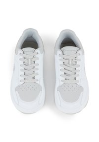 Weiße Ledersneaker mit grauen Akzenten, runder Zehenpartie und Perforierungen; ausgestattet mit flachen Schnürsenkeln und gepolstertem Kragen für zusätzlichen Komfort.