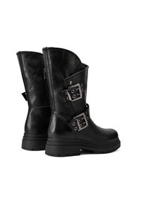 Stivali neri in pelle fino al polpaccio con una finitura testurizzata, dotati di due fibbie metalliche e una suola piatta spessa e resistente. Cerniera laterale.