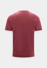 T-shirt uni rouge foncé à manches courtes, vu de dos, avec un col rond et des manches raglan.