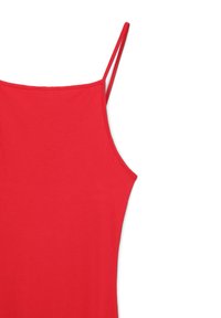 Camisola rossa, tessuto a costine, spalline sottili, silhouette aderente, texture liscia e scollatura dritta. Nessun motivo o accento visibile.