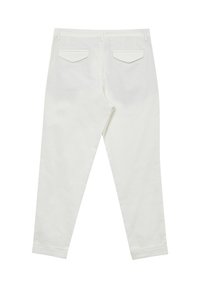 Pantaloni bianchi slim-fit visti da dietro con due tasche a patta e passanti per la cintura su uno sfondo semplice.