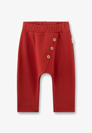 Rote Babyhosen mit elastischem Bund und drei Holzknöpfen, die diagonal an der Vorderseite rechts angeordnet sind.