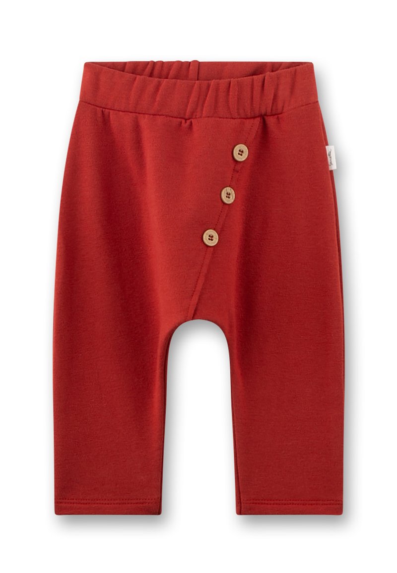 Rote Babyhosen mit elastischem Bund und drei Holzknöpfen, die diagonal an der Vorderseite rechts angeordnet sind.