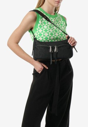Sac en denim noir avec deux compartiments zippés, forme élégante et matériel minimaliste en métal argenté. Comprend une sangle noire amovible.