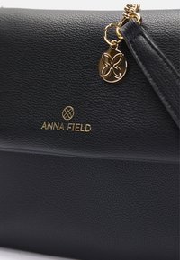 Anna Field Axelremsväska - black