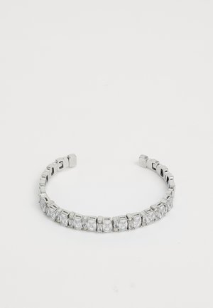 Bracelete de pulso prateado com cristais transparentes em corte oval dispostos num padrão ligado, com um acabamento liso e polido e extremidades abertas.