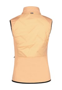 Chaleco sin mangas de color melocotón con un alto cuello, que presenta una costura diagonal texturizada y acentos negros a lo largo de las sisas y el dobladillo.