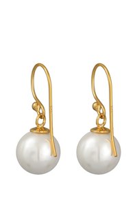Goldene Creolen, die große, runde weiße Perlen mit einer glatten Oberfläche und hochglanzpolierter Verarbeitung präsentieren, und dabei ein schlichtes, elegantes Design zeigen.