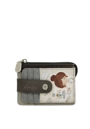 Portafoglio compatto con cerniera e chiusura a scatto, con una ragazza dei cartoni animati e la scritta "Innamorata della conoscenza" sul pannello frontale.