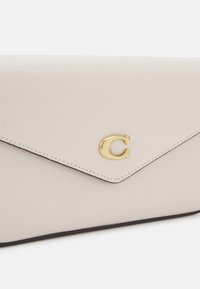 COACH WYN CROSSBODY BAG - Schoudertas - chalk