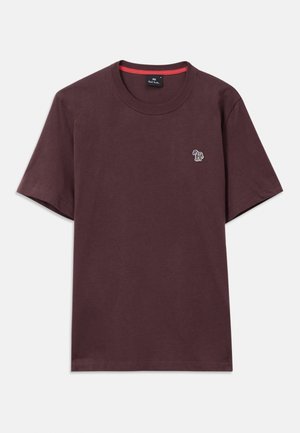 T-shirt à col rond court marron foncé avec un petit logo de zèbre multicolore rayé sur la poitrine gauche et une bordure intérieure rouge au col.