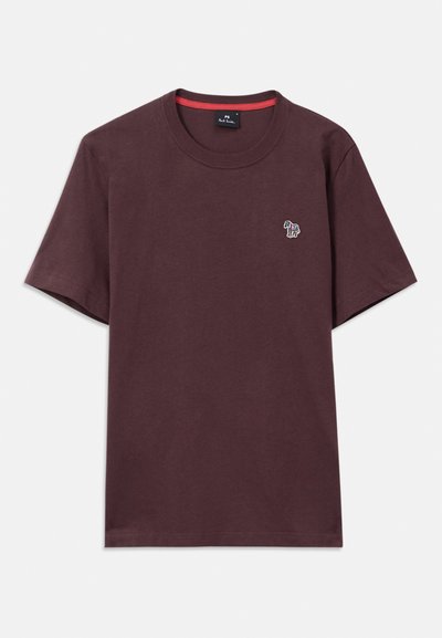 Donker kastanjebruin t-shirt met korte mouwen en ronde hals, met een klein multikleurig gestreept zebra logo op de linkerkant van de borst en een rode rand aan de binnenkant van de kraag.