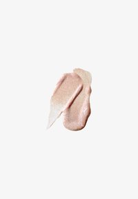 Échantillons de highlighter crémeux dans des teintes de rose doux et de beige avec une finition scintillante. Texture lisse, appliquée en lignes courbes.