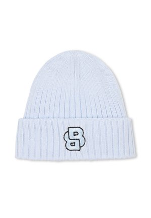 Lichtblauwe gebreide muts met geribbelde boord en een zwart-wit geborduurd gestileerd "B"-logo middenvoor.