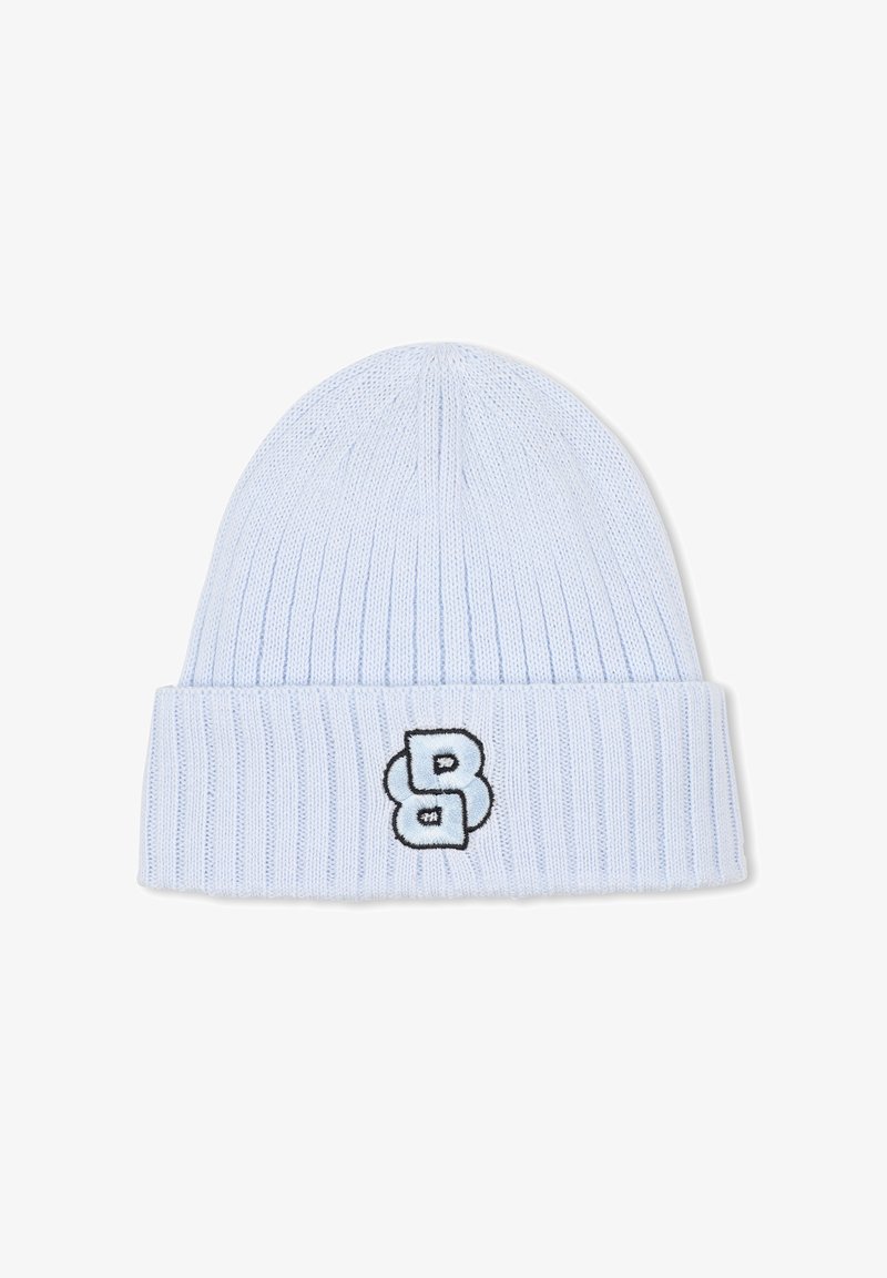 Bonnet tricoté bleu clair avec bordure côtelée, présentant un logo stylisé "B" brodé en noir et blanc au centre à l'avant.