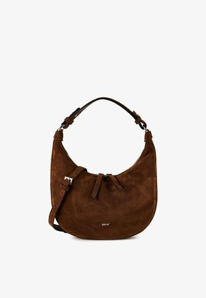 Bruine suède handtas in halvemaanvorm met verstelbare schouderriem en klein zilveren logo aan de voorkant.