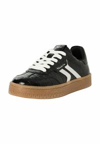 Baskets noires en cuir verni avec une texture crocodile, lacets blancs et rayures blanches contrastantes sur les côtés. Semelle épaisse en gomme.