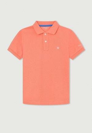 Polo shirt corallo realizzato in cotone morbido, con colletto a risvolto, pattina con tre bottoni, maniche corte e logo ricamato sul petto.
