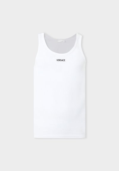 Débardeur blanc sans manches en côtes avec encolure ronde et logo noir "VERSACE" centré sur la poitrine sur un fond uni.