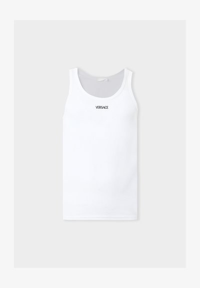 Débardeur blanc sans manches en côtes avec encolure ronde et logo noir "VERSACE" centré sur la poitrine sur un fond uni.